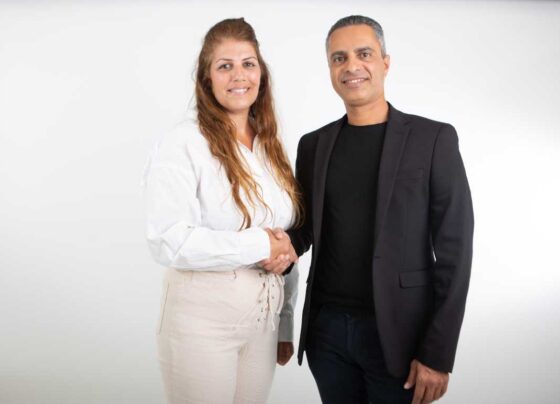 סגנית ראש המועצה נועה חשאי וראש מועצת אליכין עזורי שרוני. צילום רני גוב