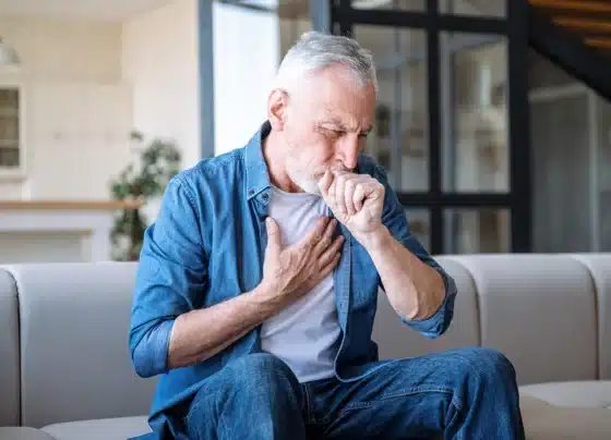 קריש דם. גבר מחזיק ביד אחת את החזה וביד השניה מונע שיעול