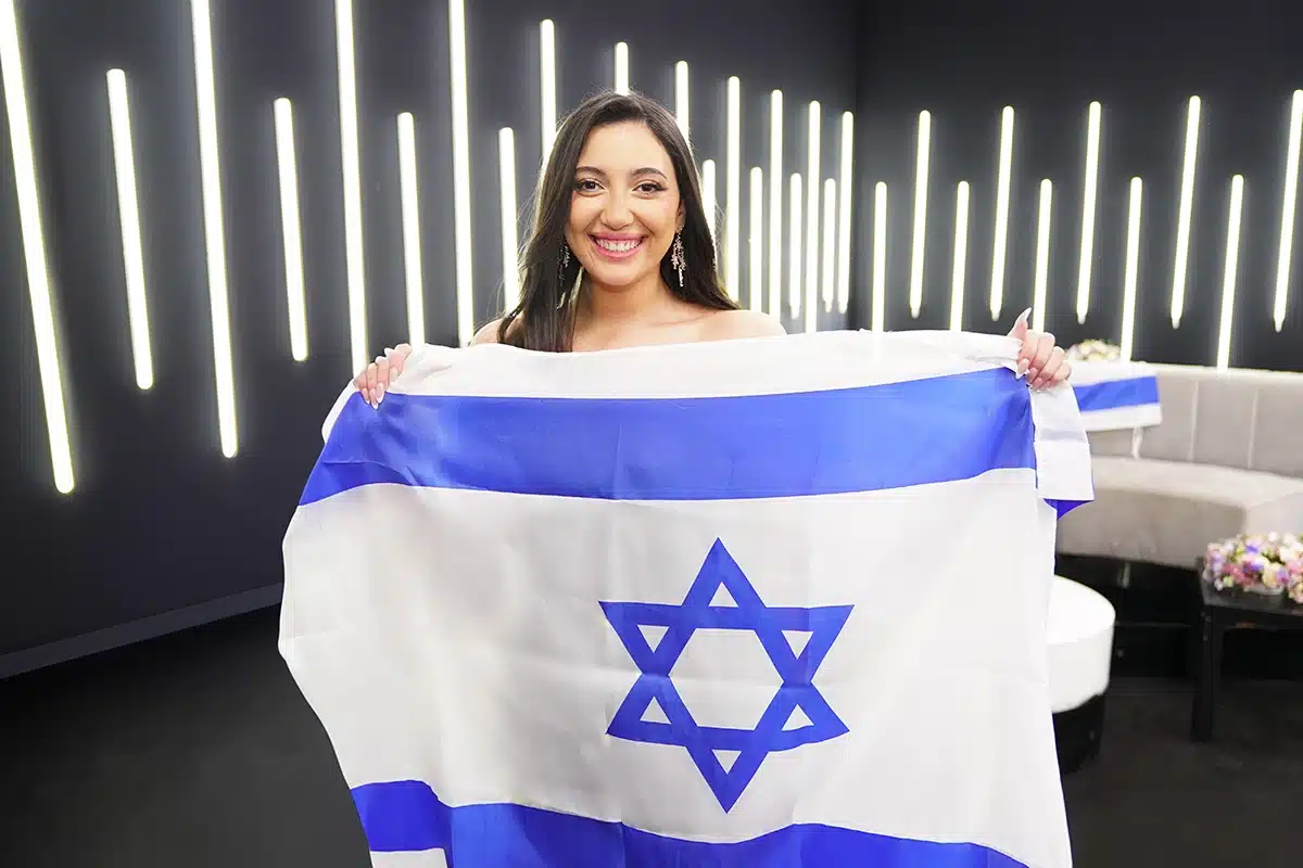 אירוויזיון 2025, יובל רפאל עם דגל ישראל