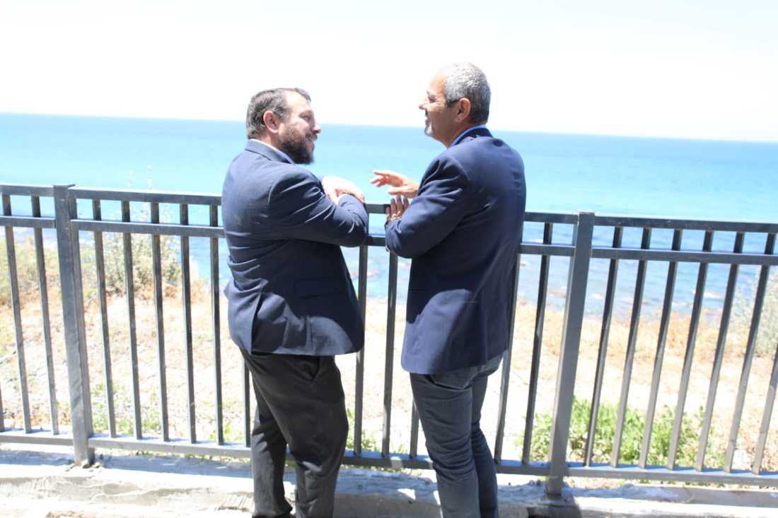 שר המורשת עמיחי אליהו יחד עם ראש עיריית חדרה ניר בן חיים. המשרד למורשת ישיקע מיליוני שקלים בשימור בית חנקין ובהרחבת בית החאן.