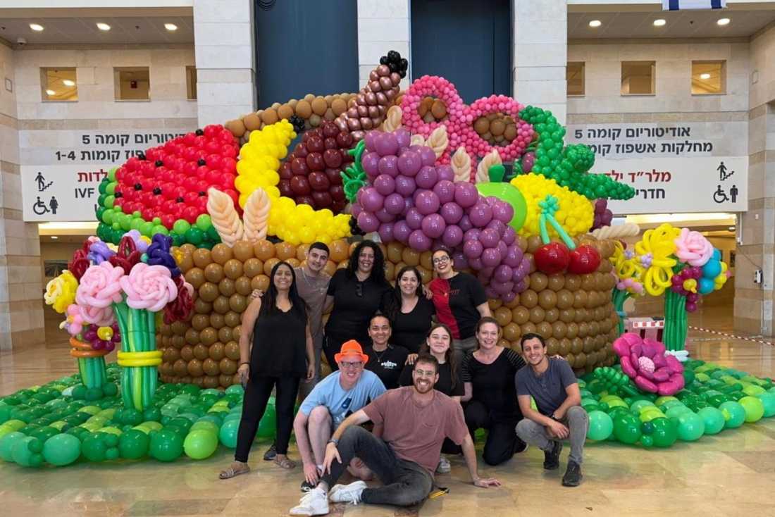 מיצג בלונים לרגל חג שבועות - בית חולים הלל יפה, חדרה