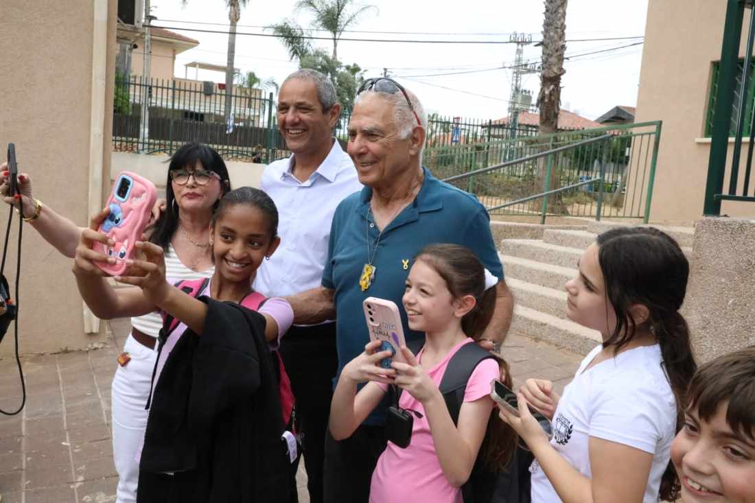 גדי מוזס, החטוף ששוחרר משבי החמאס, ביקר בעיר הולדתו חדרה.