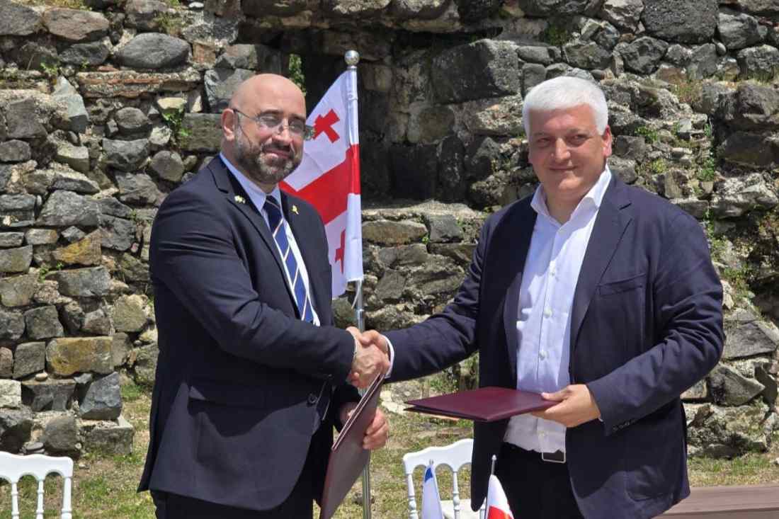 הסכם ערים תאומות בין כובולתי בגאורגיה לעיר חדרה. את חדרה ייצג נתן לבייב