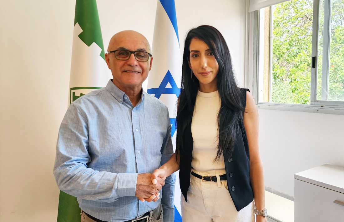מיטל רבקין מונתה לשמש כמנהלת מחלקת שירות לתושב. בתמונה יחד עם ראש מועצת פרדס חנה - כרכור יוני חכימי
