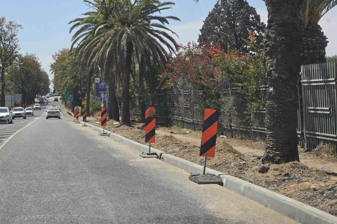 החלה הסדרת מדרכה חדשה ובטיחותית ברחוב החרמון, שתאפשר לוותיקי היישוב לצעוד בבטחה בדרכם למרכז שוהם ולמרכז יום לקשיש. הציר ההיסטורי, ששימש עד כה מאות תושבים ותיקים, חסר מדרכה מסודרת. במשך שנים צעדו ההולכים בצד הכביש וסיכנו את חייהם. ראש המועצה המקומית פרדס חנה כרכור, יוני חכימי, הוביל את המהלך מול חברת נתיבי ישראל. לדבריו, "מדובר בפרויקט מציל חיים. במשך שנים צעדו הוותיקים בשוליו הכביש, בציר מהמסוכנים ביישוב. הסדרת המדרכה תסתיים כבר בשבועות הקרובים." במועצה הדגישו כי הסדרת המדרכה היא חלק מתוכנית תחבורתית רחבה. בין המהלכים הנוספים: הגדלת תחנות אוטובוס בשכונות, חיבור שביל אופניים מערבי לתחנת הרכבת, פרויקט שביל אופניים ברחוב המייסדים באורך של כ-2.7 ק"מ והוספת חניות סמוך לתחנת הרכבת. "אנחנו שוקדים מול משרד התחבורה על עיבוי הקווים הציבוריים," הוסיף חכימי. "המטרה – נגישות ובטיחות לכל תושבי היישוב." המדרכה החדשה צפויה להסתיים בעוד מספר שבועות ולהעניק שקט נפשי וביטחון לתושבים הוותיקים ולמשתמשי הדרך.