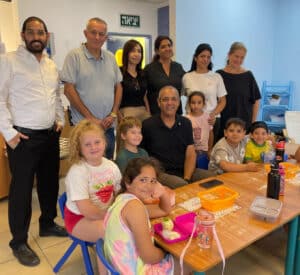 ניר בן חיים עם ילדי השמרטפיות