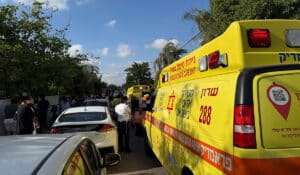 רכב סגור .אמבולנס מפנה ילדים