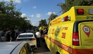 רכב סגור .אמבולנס מפנה ילדים