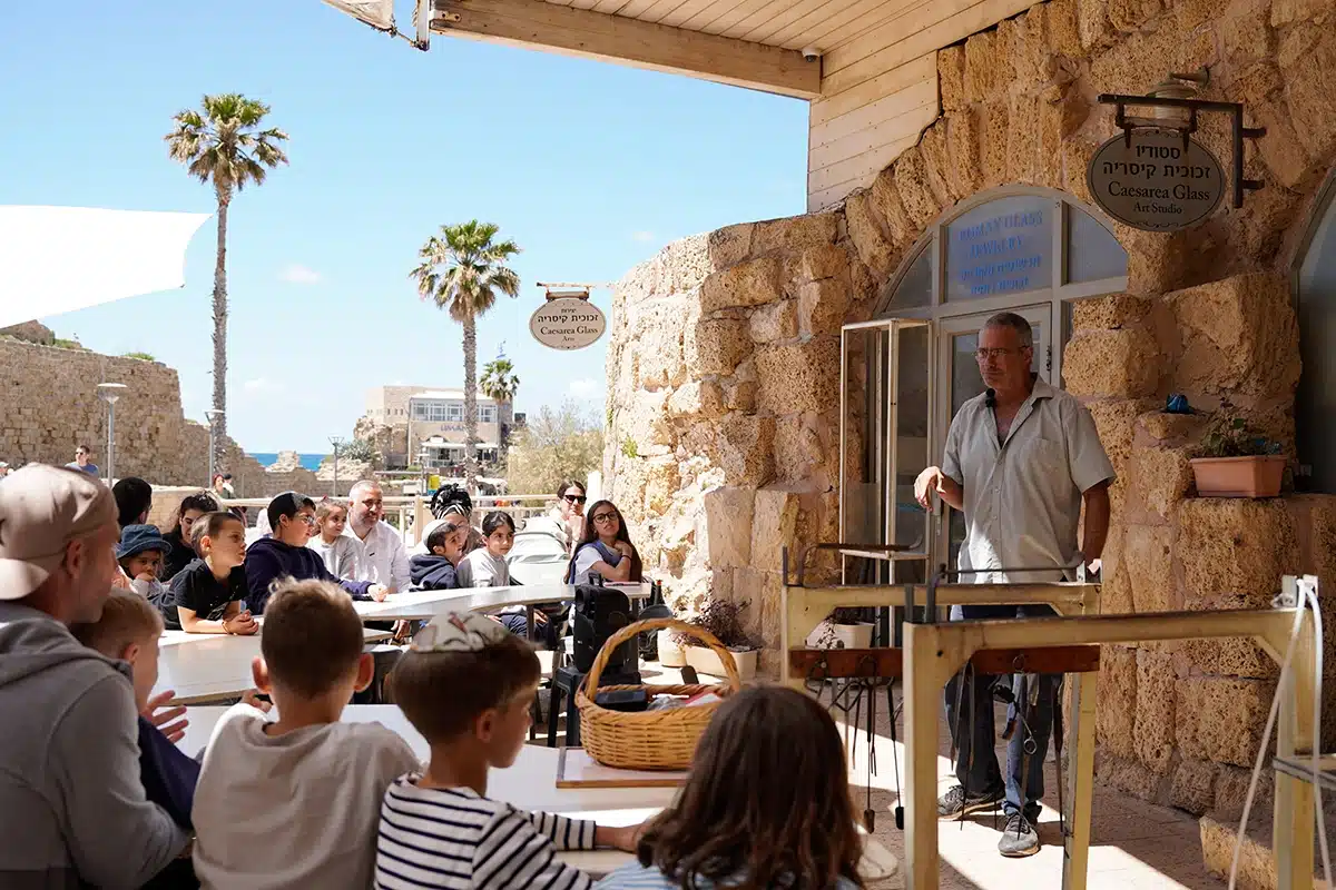 נמל קיסריה. הדגמת ניפוח זכוכית צילום ליה להב אמיר