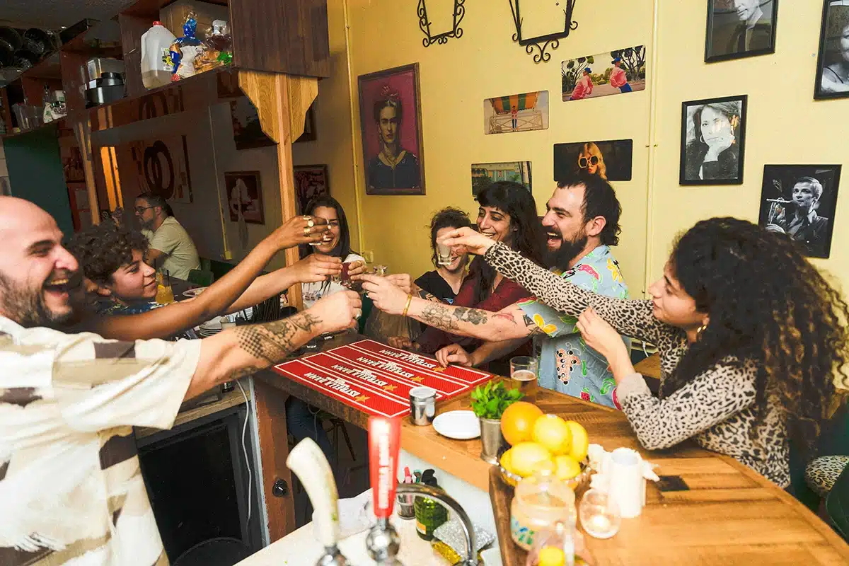 "שמחה בר" פרדס חנה. אנשים יושבים על הבר. צילום: שמוליק חזן