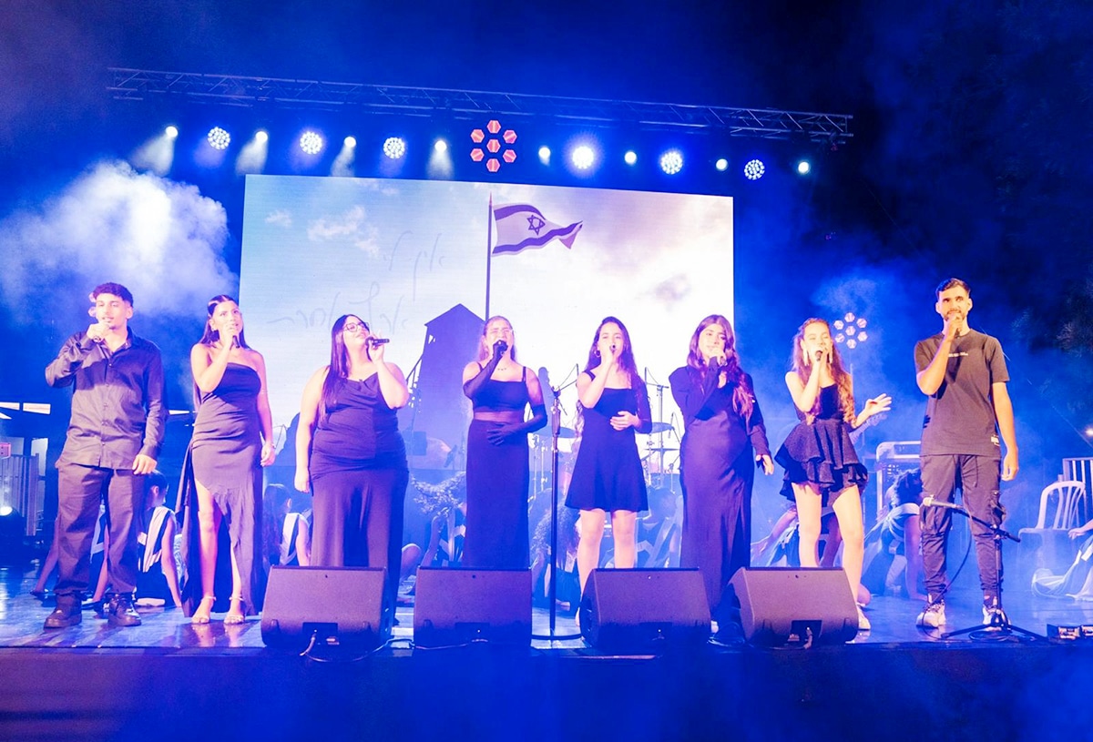 תחרות גמר קול העתיד. המתמודדים על הבמה