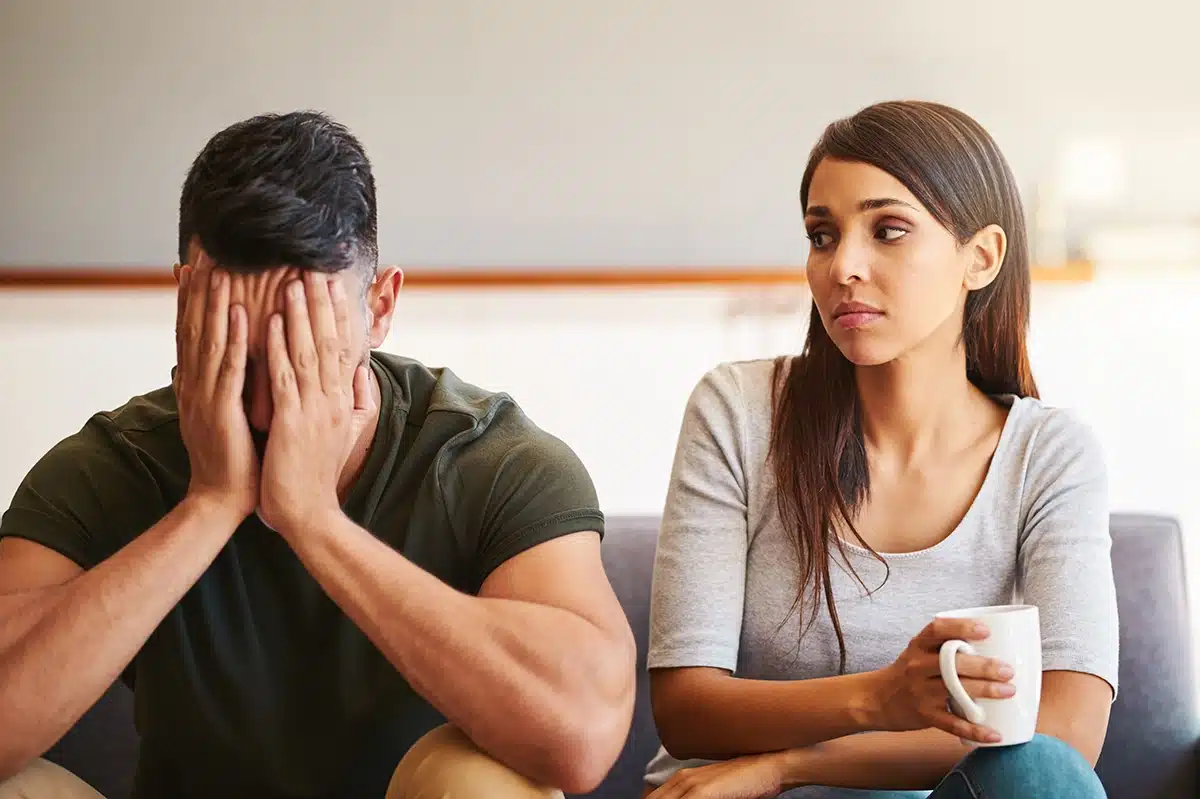 פוליגרף. בחור ובחורה יושבים