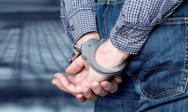 עצור עם אזיקים