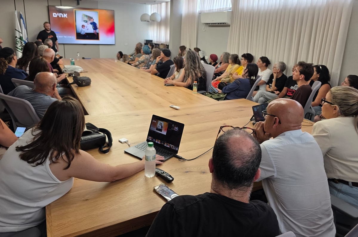 למען החטופים. עוצרים את שגרת היום במועצת פרדס חנה