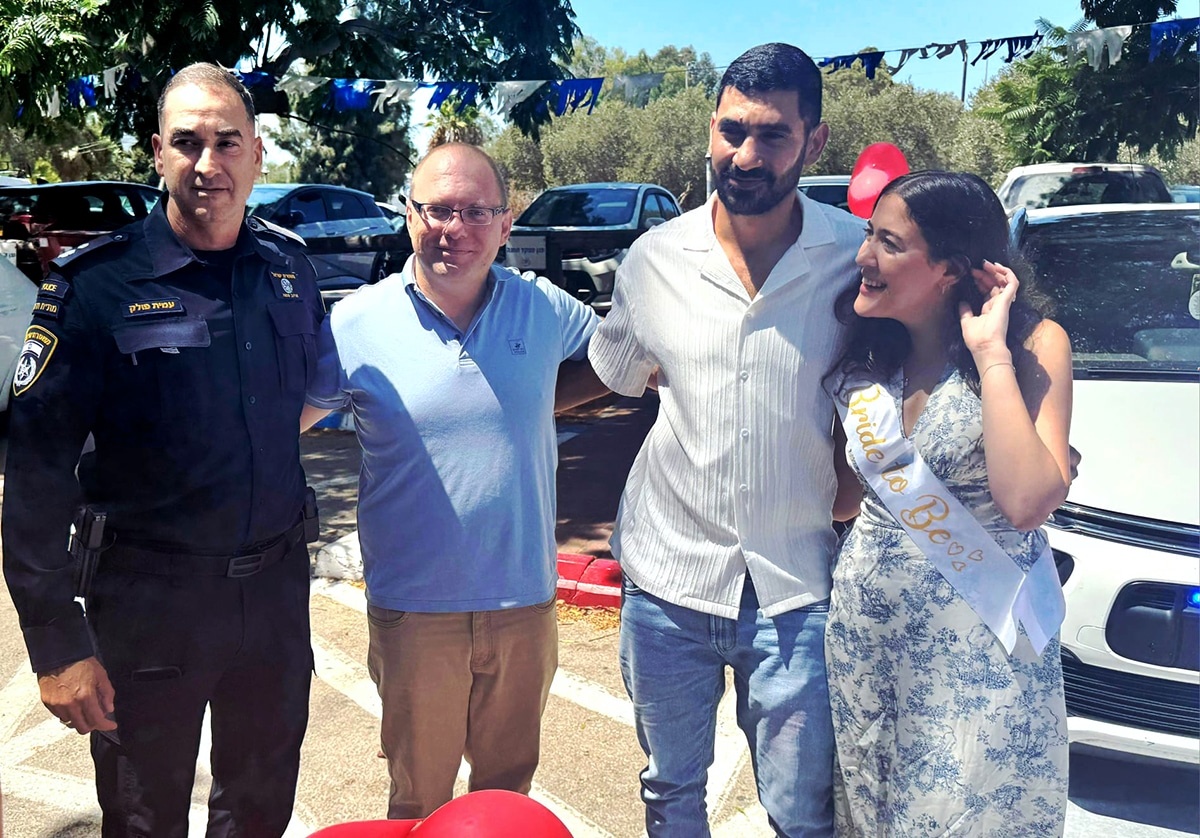 טבעת אירוסין. סגן ניצב עמית פולק מפקד תחנת משטרת חדרה דניאל מנביץ מנהל ביטחון ואכיפה בחברה לפיתוח קיסריה תומר ושובל