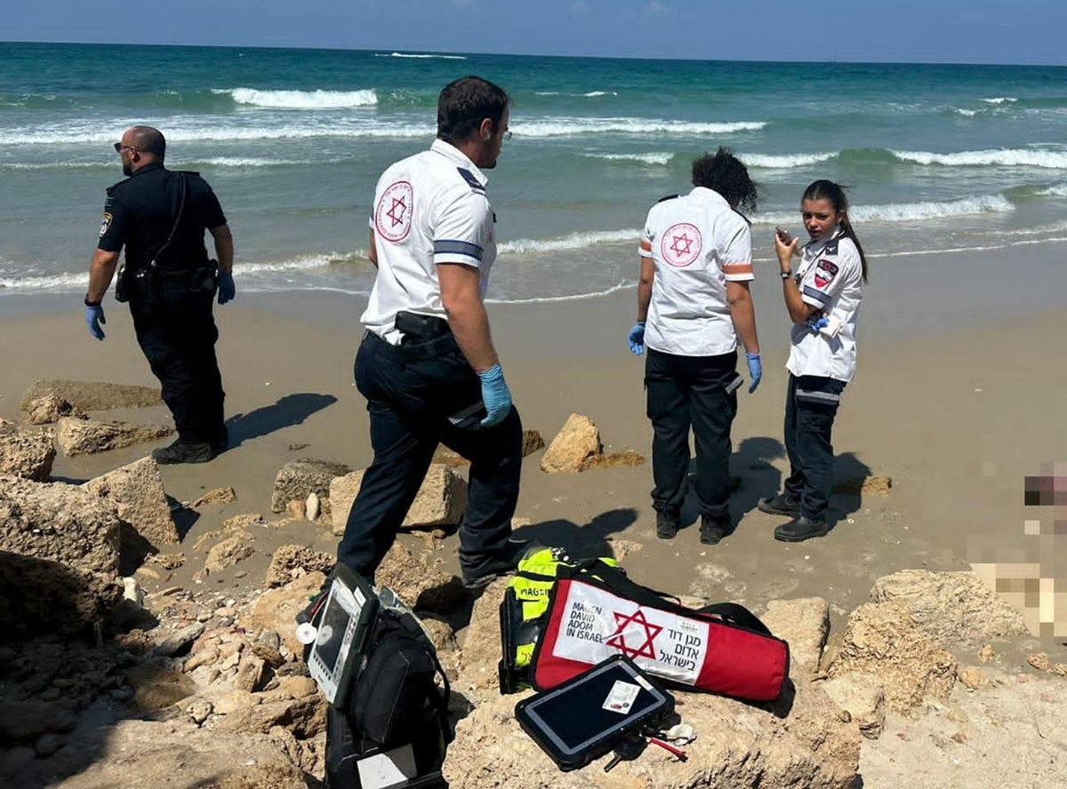 חוף הקשתות קיסריה. גבר טבע