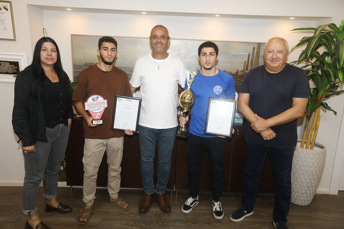 קיקבוקס.ראש עיריית חדרה אירח את האחים אייבזלי שזכו באליפויות בינלאומיות בקיקבוקס