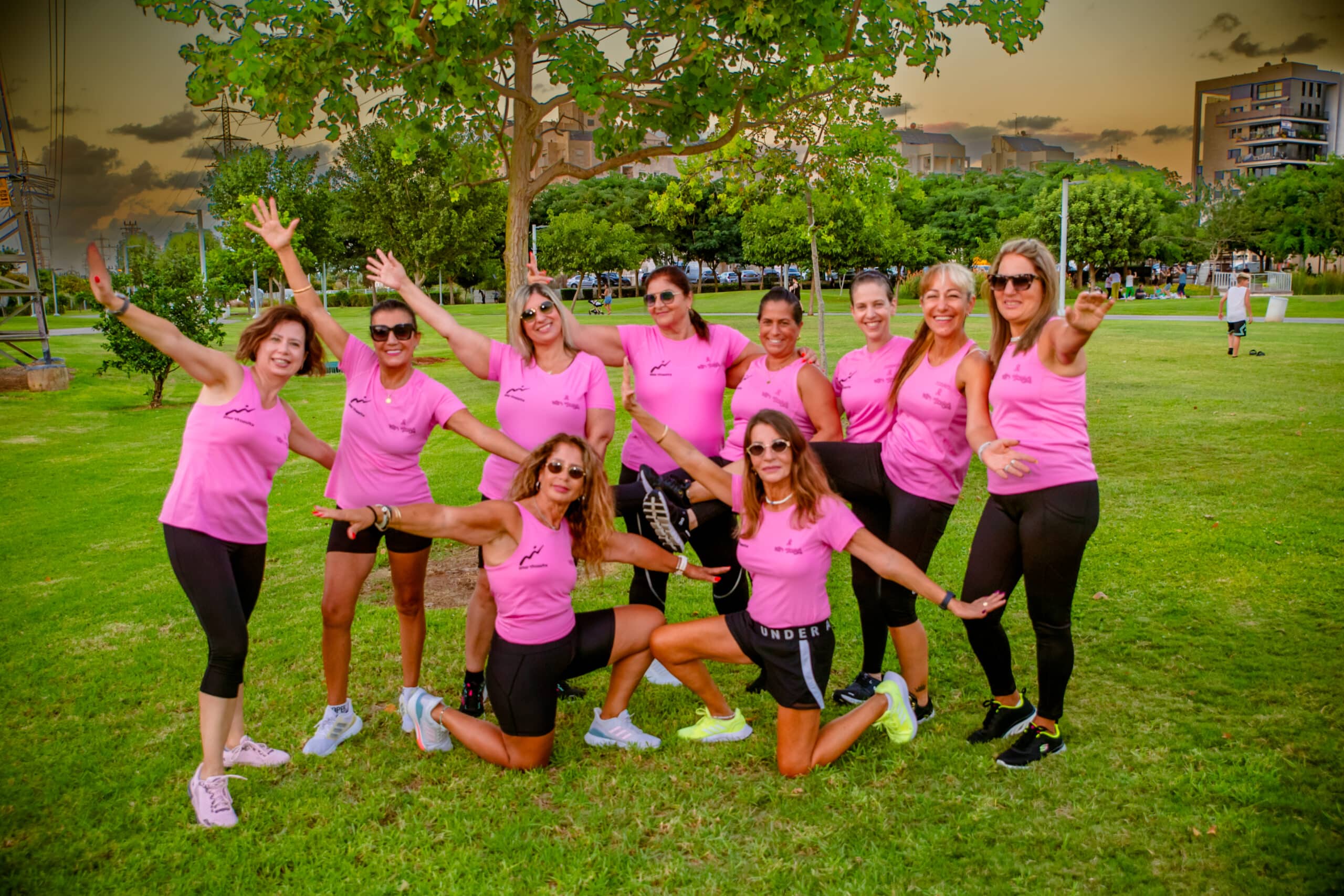 נשים בורוד-חודש המודעות לסרטן השד