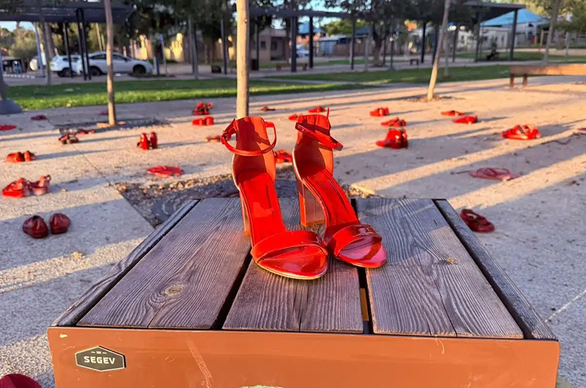 אלימות נגד נשים, מיצג נעלים אדומות