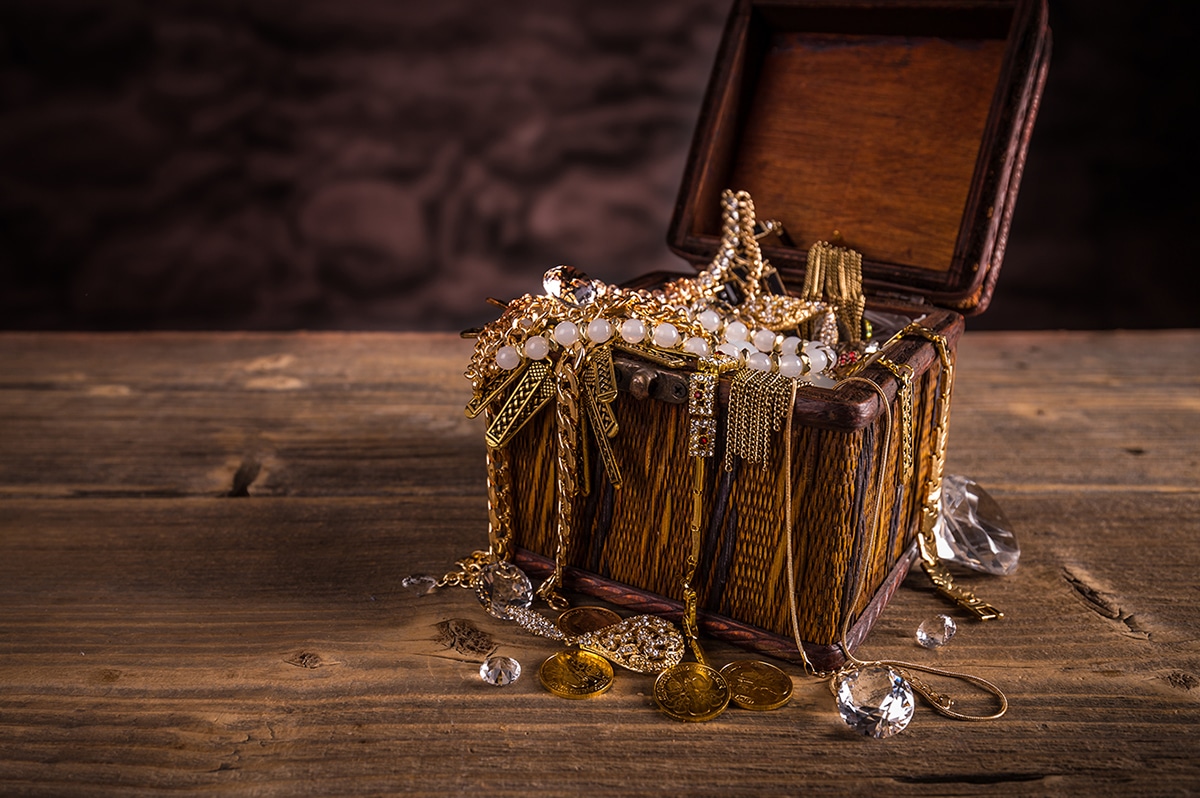 תיבת עץ עם תכשיטים מזהב