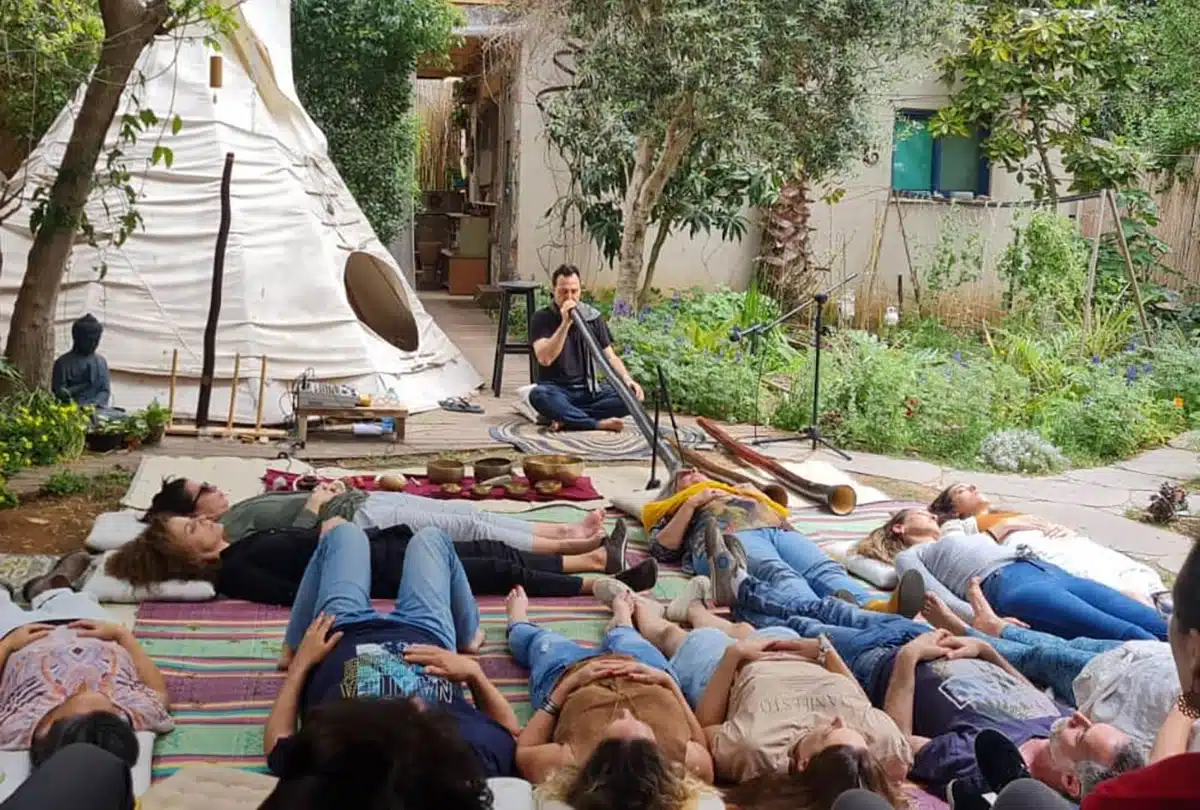 סדנת נשימה עם דיג'רידו אייל עמית - צילום עמית פישר