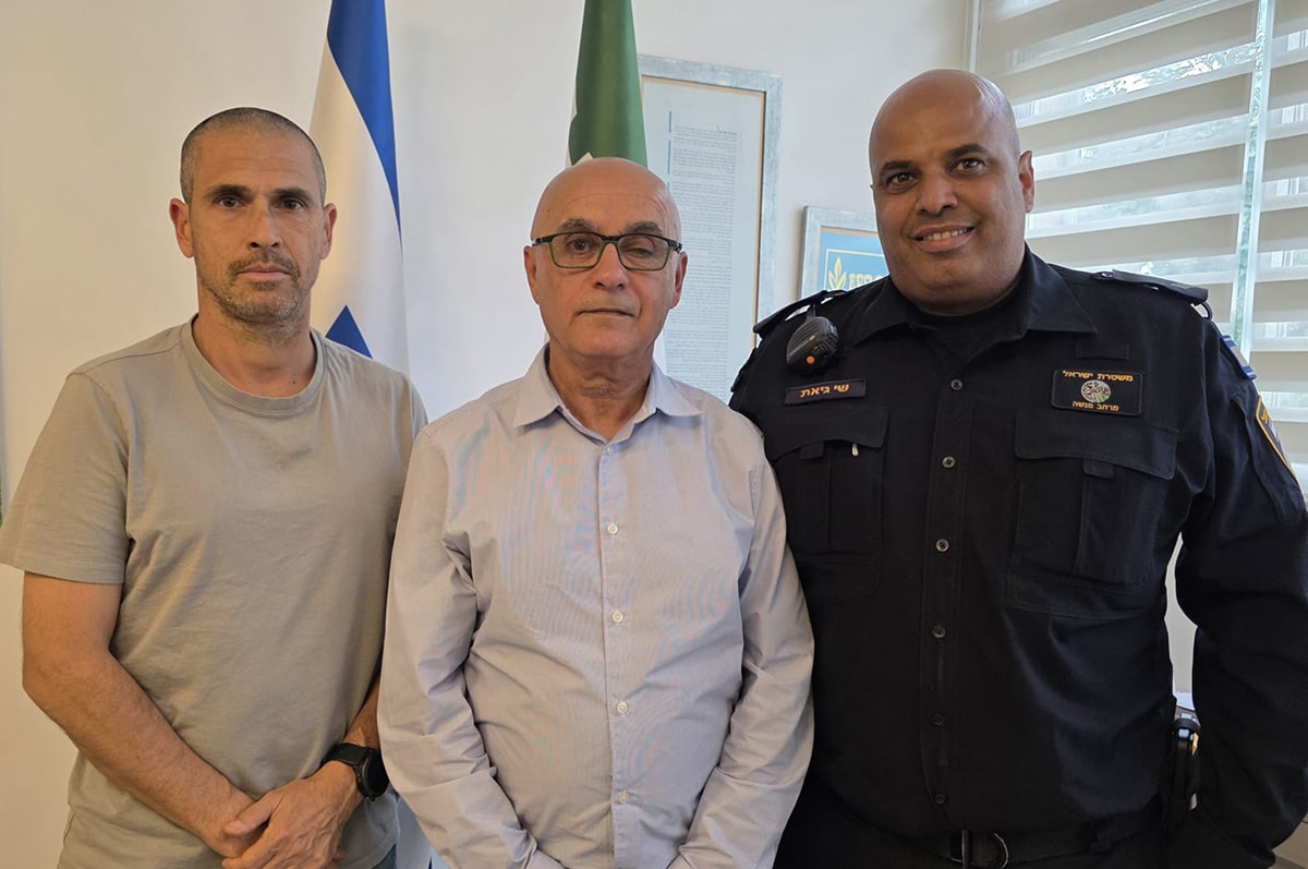 שוטר קהילתי פרדס חנה כרכור. שי יוני חכימי ואופיר פרידמן