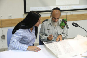 לזכרם של הגיבורים ספר תורה מיוחד נכתב בבית יד לבנים בחדרה לזכר חללי מערכות ישראל