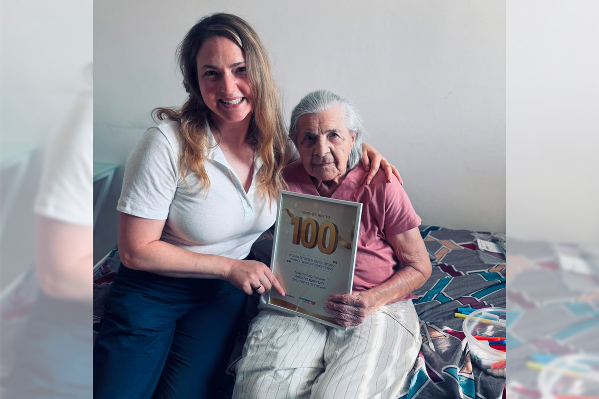 ניצן הכהן אלגרסי עובדת סוציאלית במאוחדת מחוז צפון עם מבוטחת בת 100